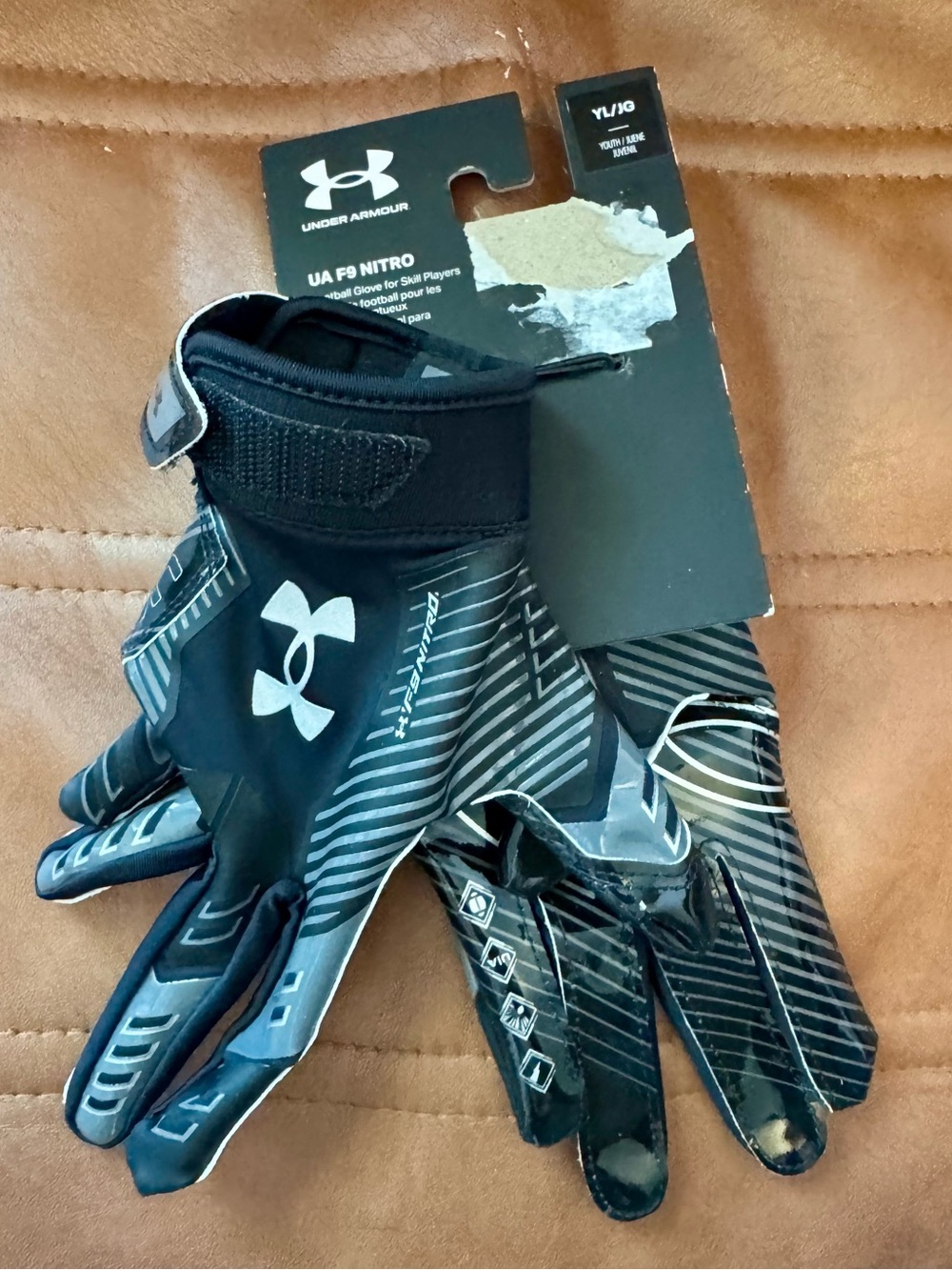 Under Armour F9 Nitro Football Gloves. Youth Large. Glue Grip. Black. NWT